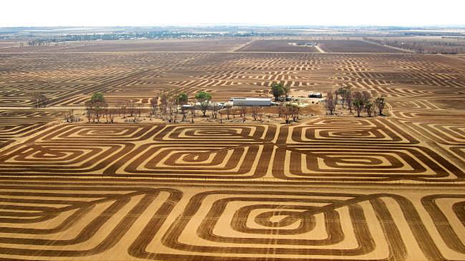 Un agricultor labra sus campos en forma de mosaico para protegerlos de la erosión